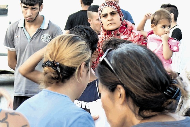 Otopelost se je naselila v begunce, ki so doma videli preveč grozot, naprej pa ne morejo. (Foto: Vlado Kadunec)