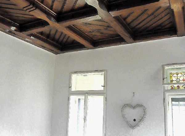 V notranjosti dače so po besedah Damjane Pediček Tergeslav ohranjeni leseni stropi in okna z vitraji, ki so del prvotne...
