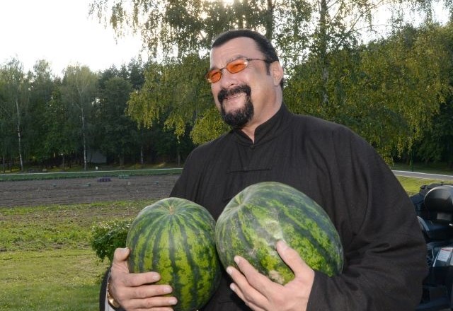 Stevenu Seagalu je beloruski predsednik podaril dve lubenici. (Foto: AP)