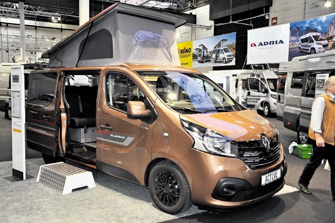 Adriina novost je mali Renaultov kombi active s štirimi ležišči, ki je med tednom sicer uporaben za običajne prevoze.