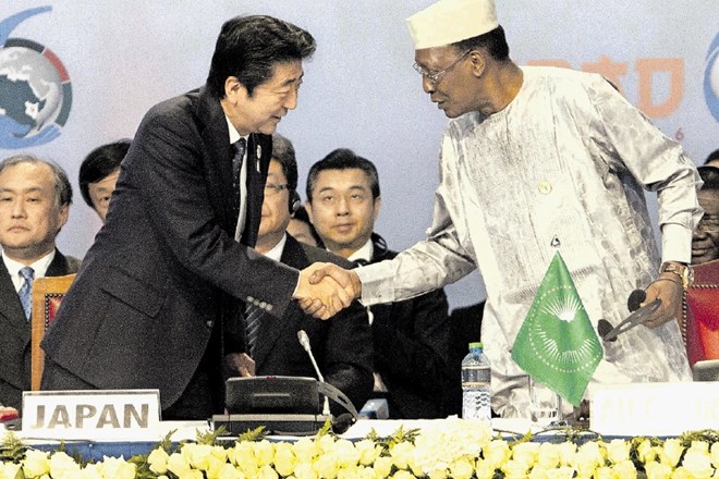 Japonski premier Abe na stežaj odpira afriška vrata japonskemu gospodarstvu in kapitalu.