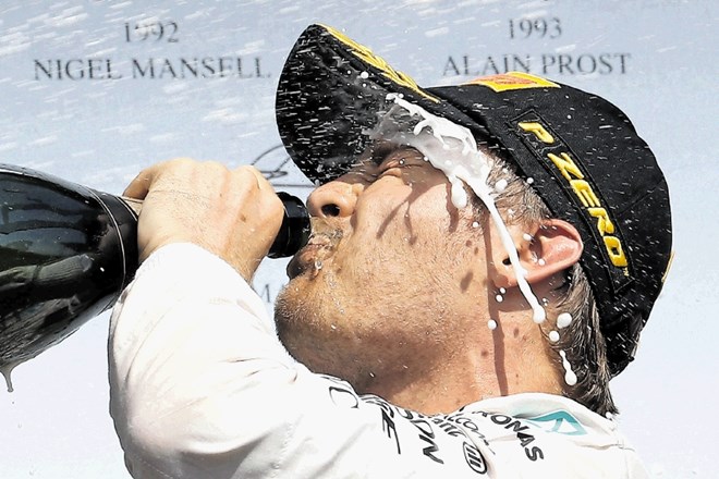 Nico Rosberg (na fotografiji) ima v skupnem seštevku za Lewisom Hamiltonom le še devet točk zaostanka.
