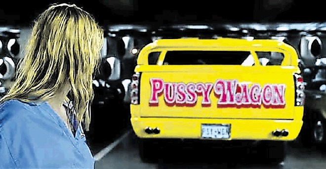 Beatrix Kiddo (Uma Thurman)  prvič vidi  Pussy Wagon na parkirišču bolnišnice.