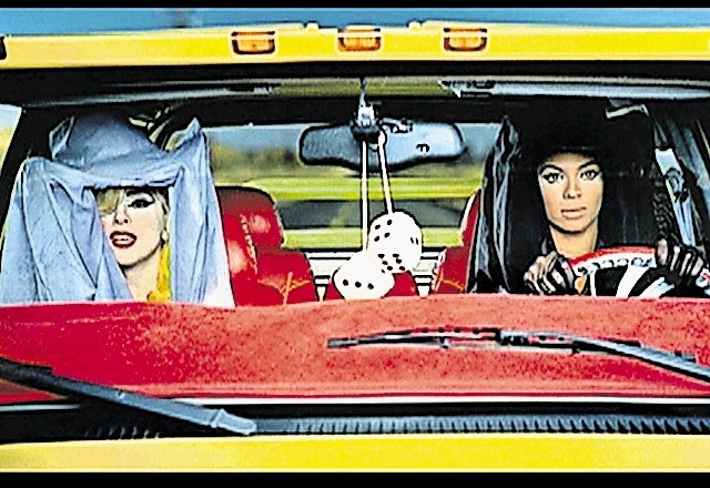 Beyoncé v družbi Lady Gaga za volanom Pussy Wagona v videospotu za pesem Telephone