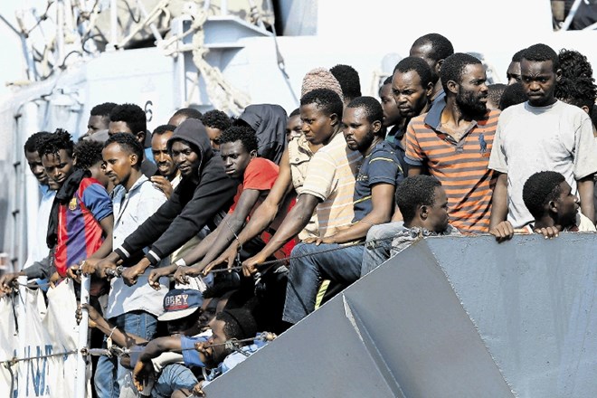 Italijanska mornarica je v minulih dneh na plovbi proti Italiji rešila 15.000 migrantov, kar je desetina letošnjih prihodov...
