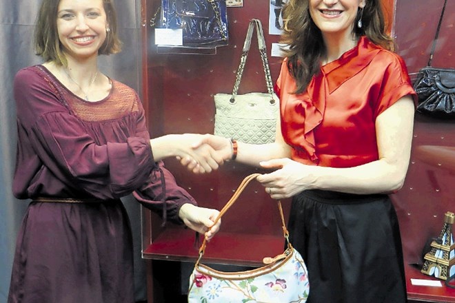 Slovenska mezzosopranistka, ki ustvarja v Rusiji, Manca Izmailova je torbico izročila Enidi Hodžić, vodji Muzeja torbic.