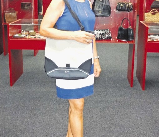 Mima Jauševec  s torbico, ki jo je spremljala na mnogih tekmovanjih.