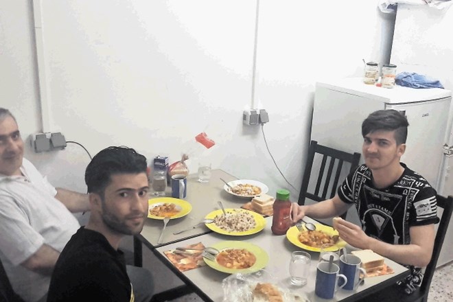 Azhar Hussein si v azilnem domu v nemški vasici Nörvenich  kuha sam in si včasih privošči večerjo v družbi  prosilcev za azil...