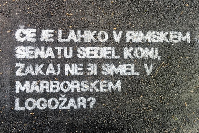 Pločnik pred sedežem mariborskega rektorata že leto dni »krasi«  grafit, ki mimoidoče opominja na dejstvo, da je Klavdij...