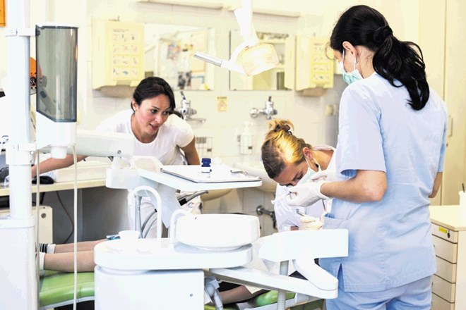 Število mladih pacientov se na stomatološki kliniki iz leta v leto hitreje povečuje.