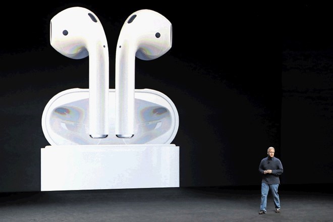 Apple je dejansko ukinil režo za slušalke. Za vse tiste, ki se starim modelom slušalk ne želite odreči, pa napovedujejo temu...