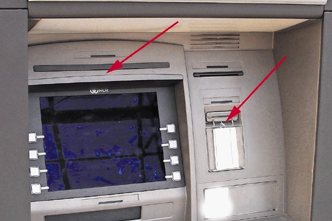 Skimming naprava, ki so jo policisti našli na enem od ljubljanskih bančnih avtomatov.