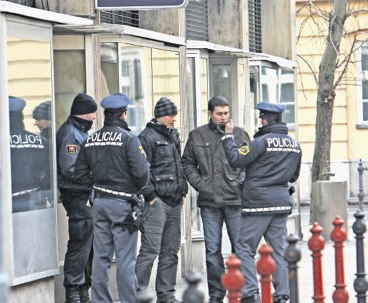 Najprej so  s  skimming napravo na bankomatu na Kopitarjevi v Ljubljani imeli ogromno dela policisti, ki so našli storilca....