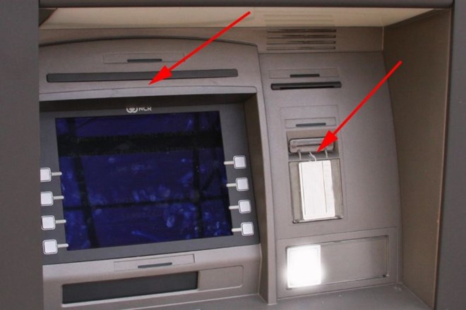 Skimming naprava, ki so jo policisti našli na enem od ljubljanskih bančnih avtomatov.