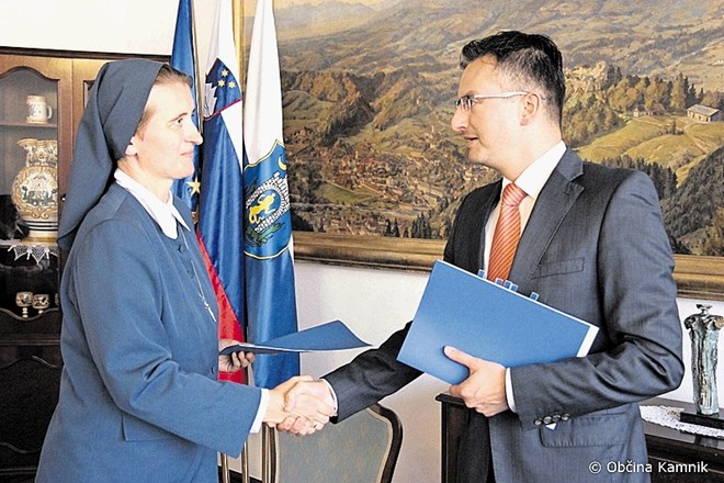 Pogodbo o prevzemu darila sta podpisala kamniški župan Marjan Šarec in Zora Blagotinšek, provincialna predstojnica in...