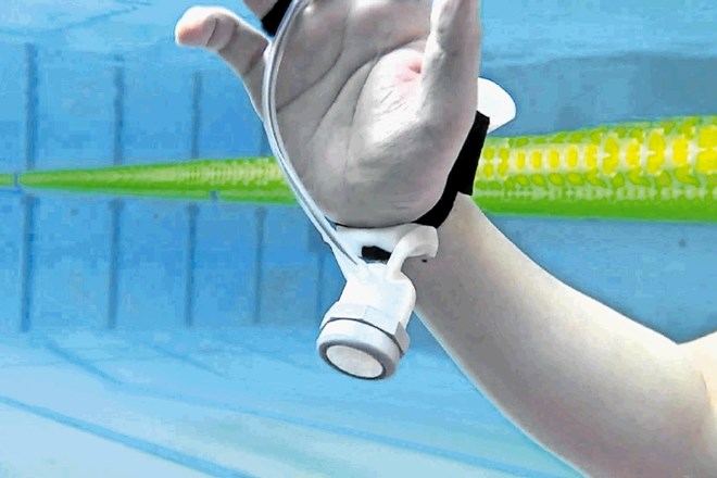Rokavica, ki človeka (skoraj) spremeni v delfina