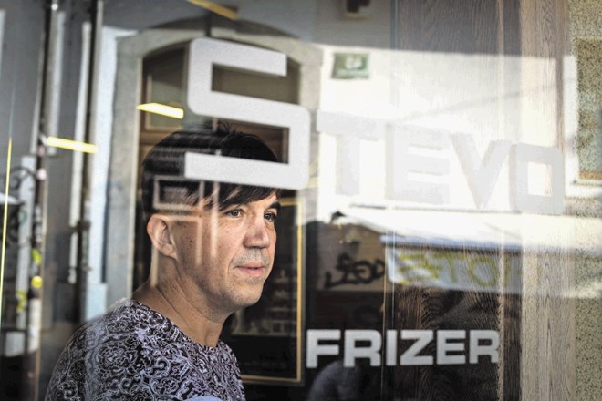 Stevo Pavlovič, frizer, je na Trubarjevi že 30 let.