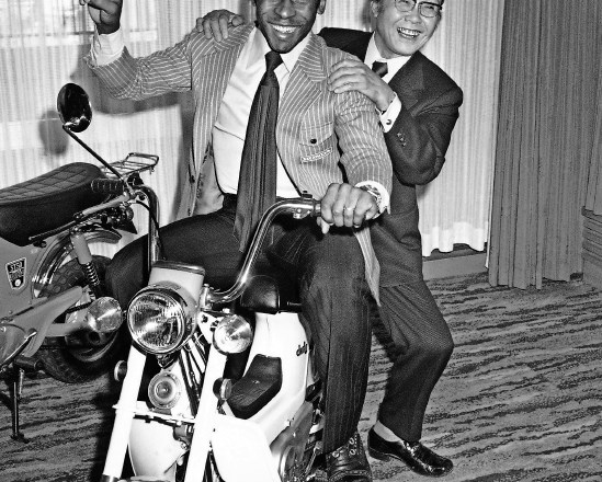 Posnetek iz leta 1976: Soičiru Hondi na motorju dela družbo brazilski nogometni zvezdnik Pele, ki je s Hondo podpisal...