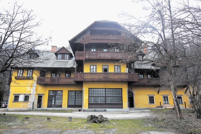 Švicarija je pred začetkom prenove imela rumeno fasado, streha je zamakala, nekateri leseni deli pa so bili že popolnoma...