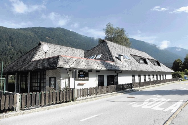 Zapuščen in nevaren železničarski dom v Kranjski Gori sameva v neposredni bližini šole.