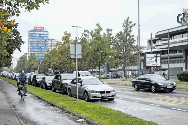 Na odseku Dunajske ceste pri Gospodarskem razstavišču bi dodaten pas po načrtih pridobili tudi z ukinitvijo parkirnih...