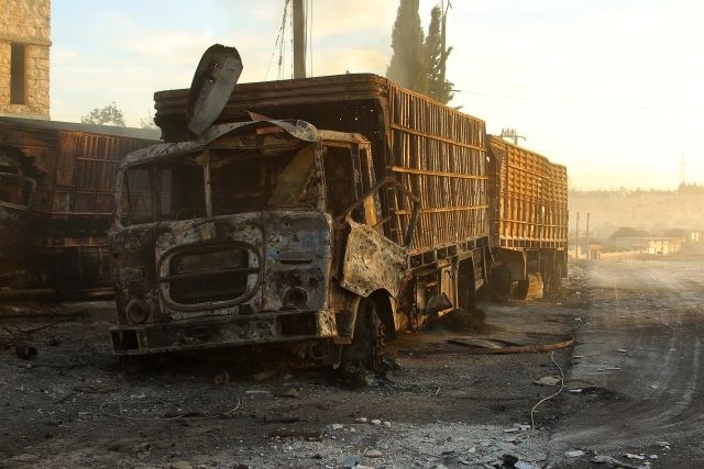 Uničenih je bilo 18 od 31 tovornjakov v humanitarnem konvoju, ubitih pa 20 civilistov. (Foto: Reuters)