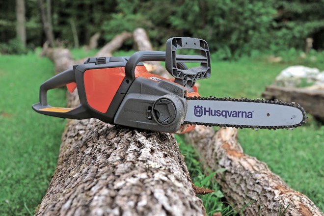 Baterijska žaga husqvarna 136Li ima nameščen 30-centimetrski meč in je najprimernejša za razžagovanje lesa s premerom okrog...