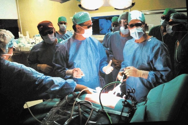 Prva laparoskopska odstranitev ledvice pri živem darovalcu v UKC Ljubljana