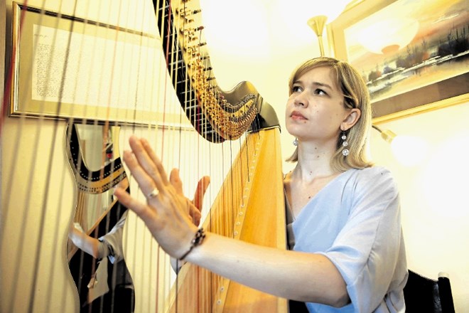 Tina Žerdin,  harfistka: Harfa je močan simbol glasbeništva, pesništva, ljubezni, nadzemskega