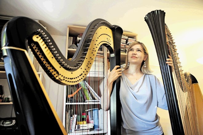 Tina Žerdin: Nekateri pravijo, da je igranje harfe zaradi aktivnosti celega telesa kot neke vrste fitnes.