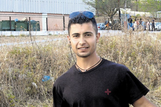 Triindvajsetletni Ahmad je mesece, preživete v taboriščih, čakajoč na takšen ali drugačen razplet usode, izkoristil tako, da...