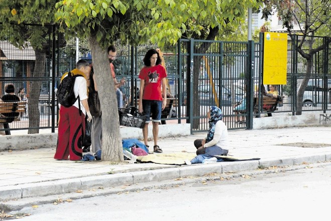 Razdeljevanje hrane beguncem na ulicah Soluna.