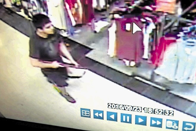 Varnostne kamere so Arcana Cetina posnele, kako po nakupovalnem središču hodi z lovsko puško v roki.