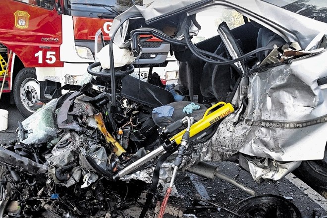 Truplo 35-letnega povzročitelja nesreče, ki je vozil po nasprotni strani avtoceste, so gasilci izrezali iz povsem uničenega...