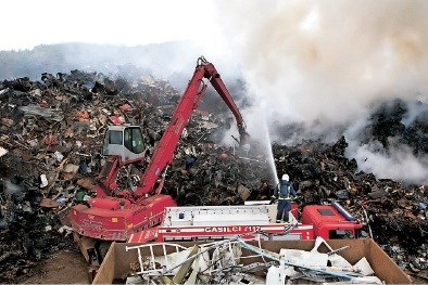 Požar na odpadu starega železa v Industrijski coni Neverke.