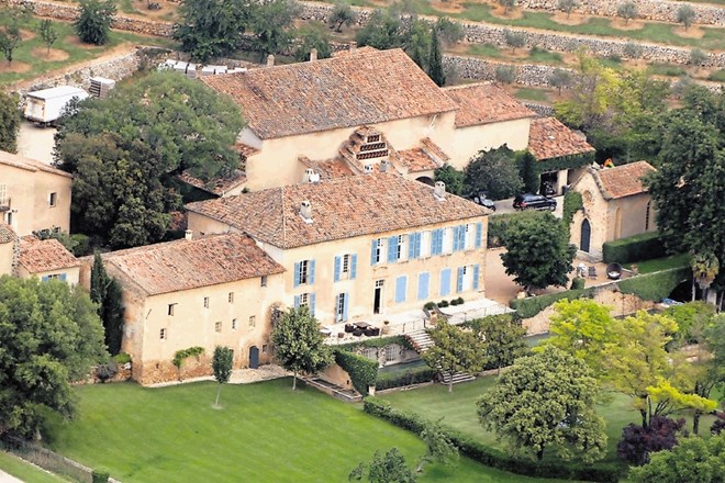 K dvorcu Chateau Miraval spada 400 hektarjev posesti.