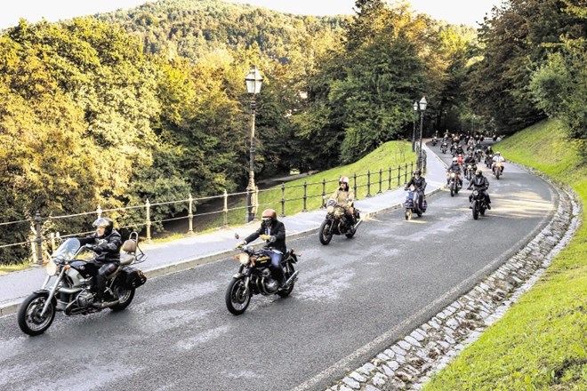 Motoristi so se med krožno vožnjo po Ljubljani zapeljali tudi na ljubljanski grad.
