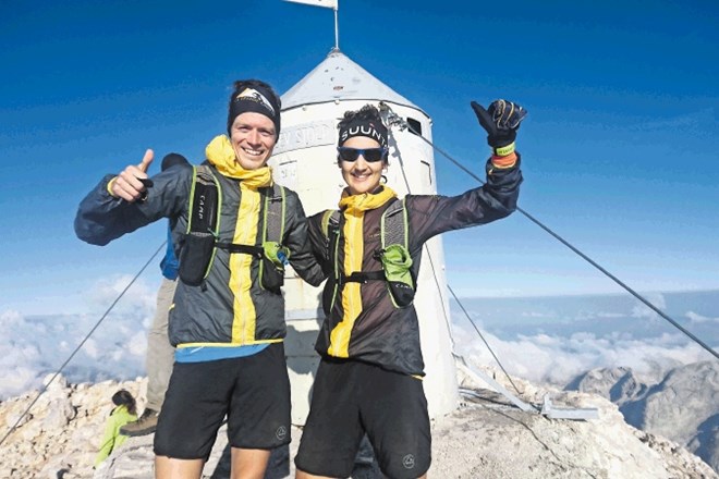 Nejc Kuhar (levo) in  Luka Kovačič  sta zmogla pot od Aljaževega doma v Vratih do Aljaževega stolpa v uri in 29 minutah.