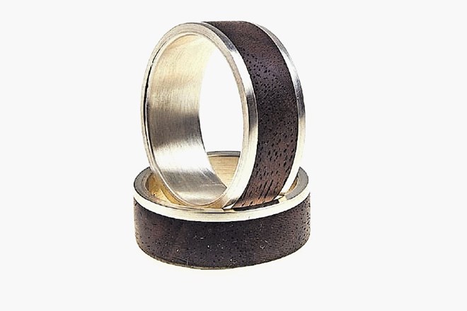 Poročni in zaročni prstani so narejeni iz žlahtnih kovin v kombinaciji z različnimi vrstami lesa.