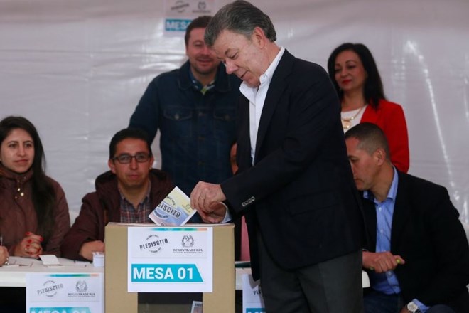 Predsednik Kolumbije Juan Manuel Santos oddaja glasovnico na referendumu (Foto: Reuters)