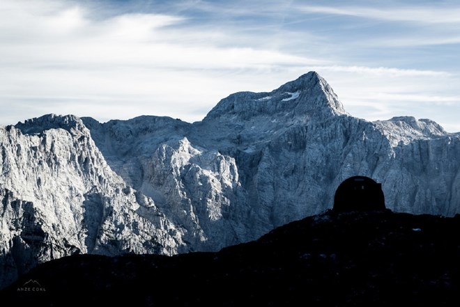 Kralj bivakov v osrčju Julijskih Alp z najlepšo kuliso v Sloveniji je postavljen  
