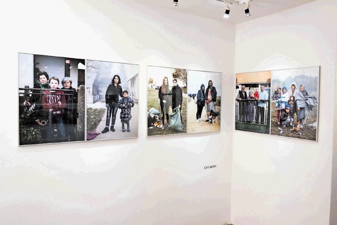 Fotograf Ciril Jazbec se v okviru razstave Migranti predstavlja s serijo portretov slovenskih in migrantskih družin.