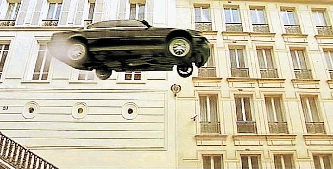 V znamenitem prizoru  je BMW najprej »skočil« z mostu, poletel po zraku (fotografija zgoraj) in pristal prav na izpraznjenem...