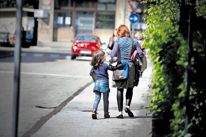 V slovenski družbi še vedno obstaja stereotip, da lahko za otroke ustrezno skrbi samo mati.