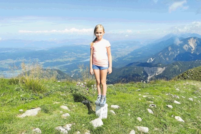 Stati z eno nogo v Sloveniji, z drugo pa v Avstriji, je imenitno, meni planinka Zarja.