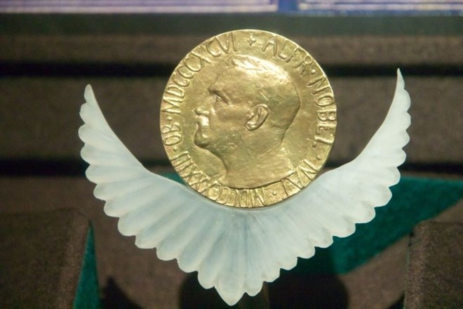 Nobelova nagrada za mir gre v roke kolumbijskega predsednika Santosa - priznanje sporazumu, ki visi v zraku