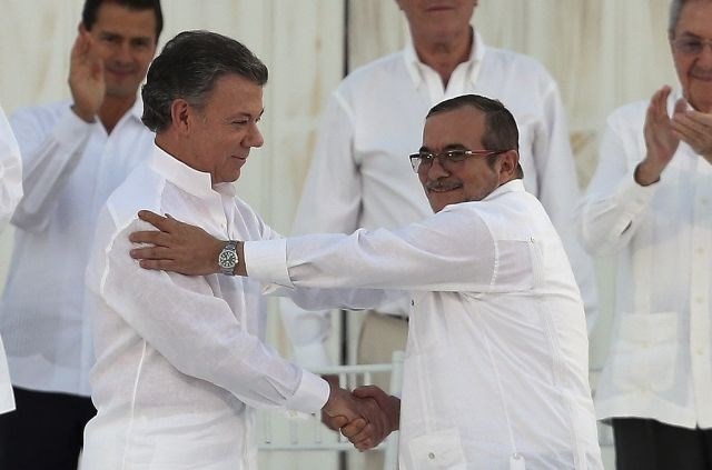 Zgodovinski stisk rok, ki je vodil tudi k Nobelovi nagradi za mir: kolumbijski predsednik Santos (levo) in vodja FARC Londono...