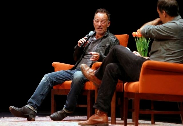 Bruce Springsteen je svojo knjigo Born to Run včeraj takole predstavljal v Nourse Theatru v San Franciscu.