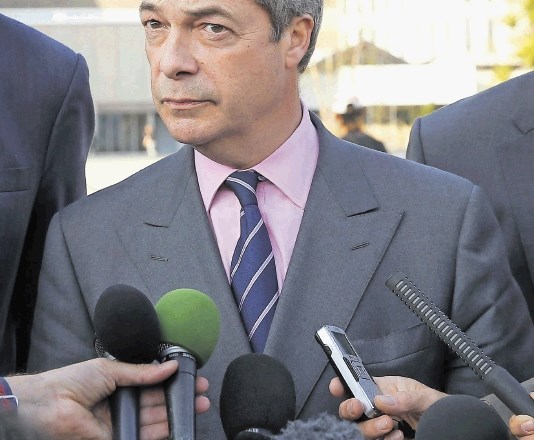 Nigel Farage je moral spet začasno prevzeti stranko UKIP. Ko je vodil sestanek evroposlancev, pa je dvema zavrela kri.