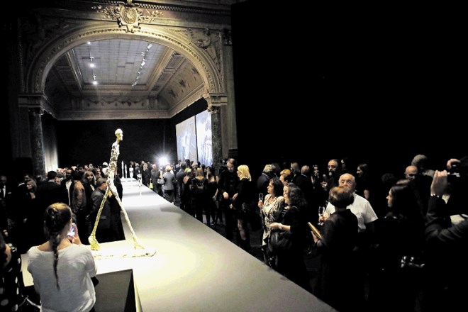 Na razstavi največ zanimanja zbuja Moški, ki hodi, zaradi katerega  prihajajo v Umetniški paviljon obiskovalci iz vse...